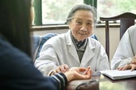 Cụ bà 102 tuổi vẫn đi làm, khỏe mạnh minh mẫn nhờ không ăn 1 món và kiên trì làm 2 việc sau