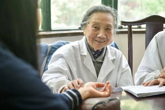 Cụ bà 102 tuổi vẫn đi làm, khỏe mạnh minh mẫn nhờ không ăn 1 món và kiên trì làm 2 việc sau