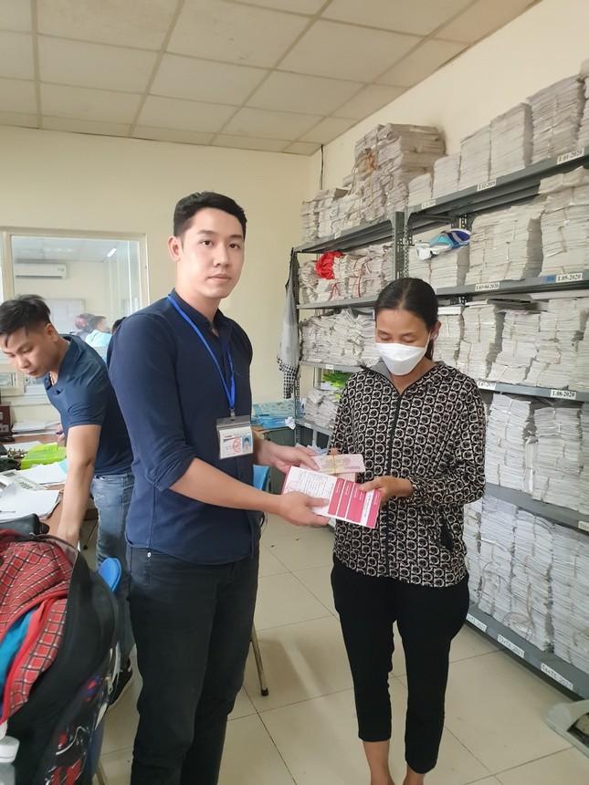 Tài xế xe buýt trao trả tài sản hơn 2 tỷ đồng hành khách để quên-1