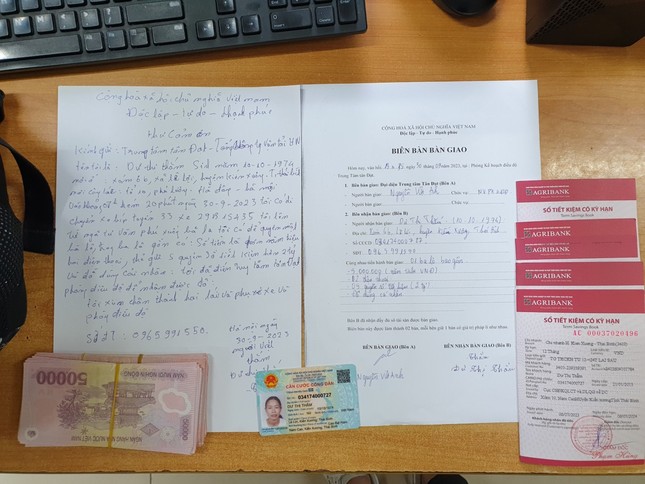 Tài xế xe buýt trao trả tài sản hơn 2 tỷ đồng hành khách để quên-3