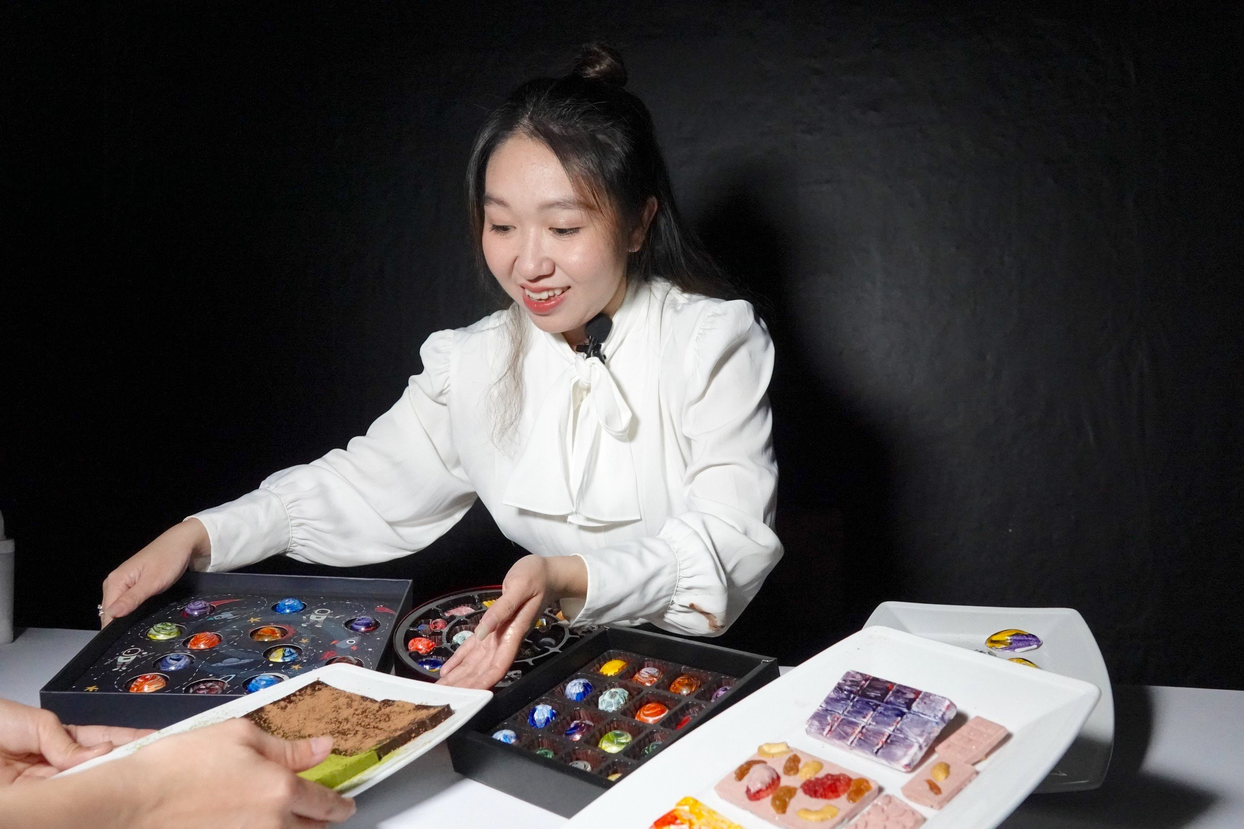 Tạo hình socola độc lạ, nữ giảng viên 9X kiếm 30 triệu mỗi tháng-1