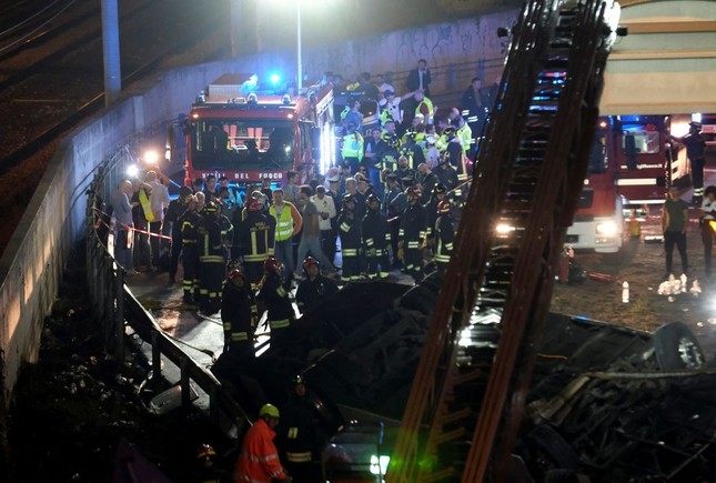 Xe chở khách du lịch gặp tai nạn thảm khốc ở Ý, gần 40 người thương vong-3