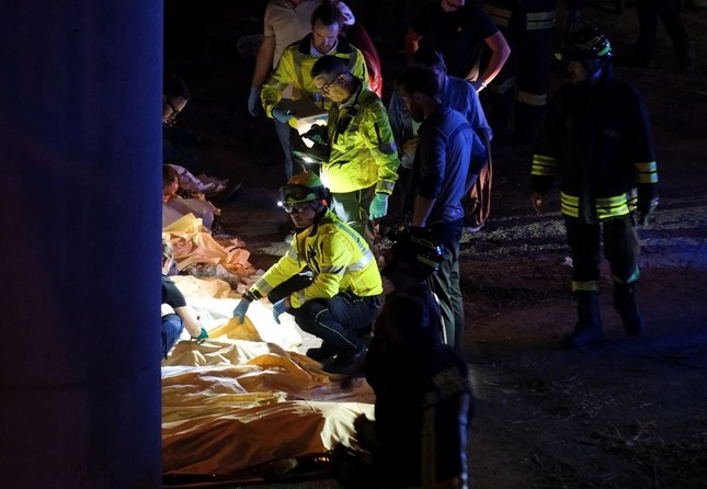 Xe chở khách du lịch gặp tai nạn thảm khốc ở Ý, gần 40 người thương vong-4