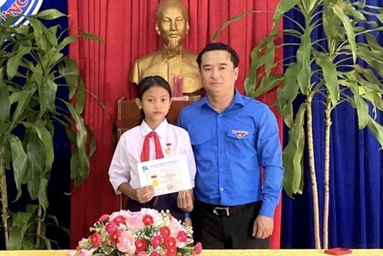 Bé gái 10 tuổi cứu 3 em nhỏ đuối nước được nhận Huy hiệu 'Tuổi trẻ dũng cảm'