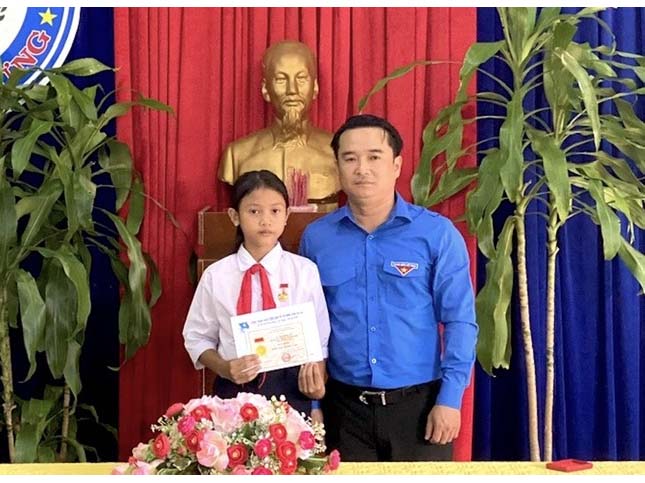 Bé gái 10 tuổi cứu 3 em nhỏ đuối nước được nhận Huy hiệu Tuổi trẻ dũng cảm-1