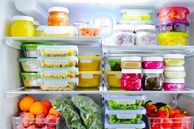 Cất thực phẩm vào tủ lạnh trong bát sứ hay hộp nhựa thì giữ được lâu nhất? Câu trả lời khiến nhiều người bất ngờ