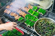 Người Việt có 1 loại rau có công dụng làm đẹp da, ngừa bệnh xương khớp, đem cuộn thịt thì già trẻ đều mê