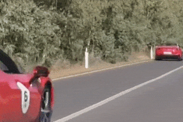 Tông trúng Lamborghini, siêu xe Ferrari bốc cháy khiến 2 người tử vong