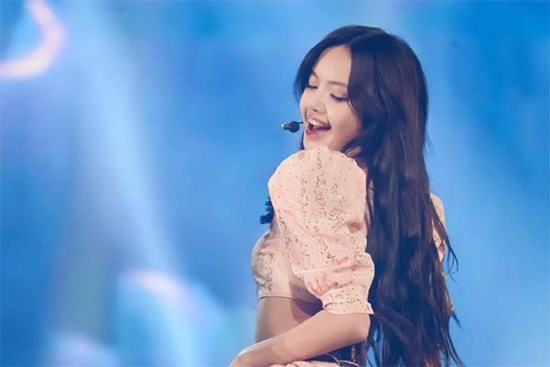 Báo Trung so sánh nơi Lisa diễn thoát y với sex show ở Thái Lan