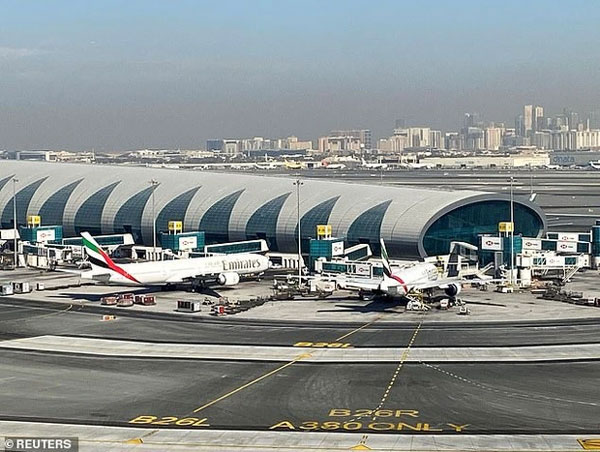 Chạm tay vào vai nhân viên an ninh sân bay Dubai, nữ du khách trả giá bằng 1 năm tù giam-4