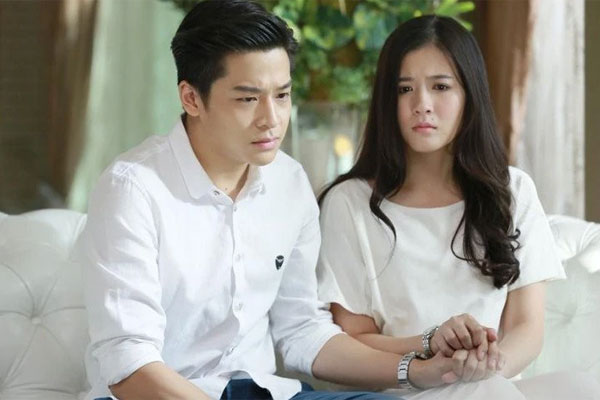 Đêm tân hôn, chồng ôm gối ngủ riêng khi thấy phong bì người yêu cũ của vợ mừng cưới-1