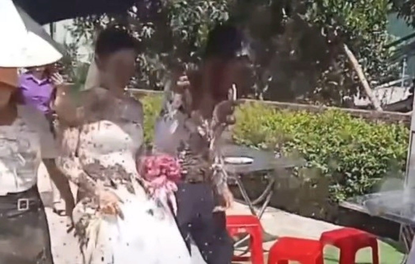 Xôn xao clip cô dâu, chú rể ở Hà Tĩnh bị tạt bùn trong lễ thành hôn