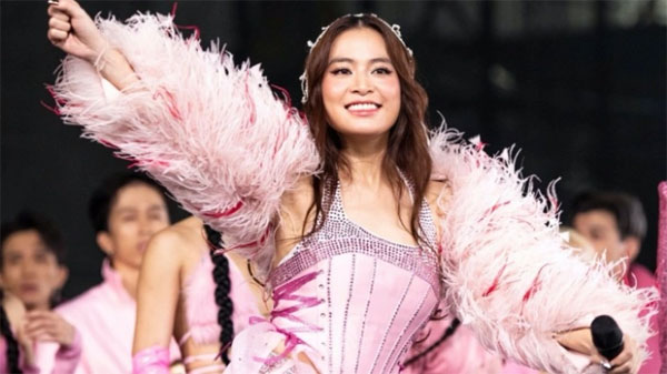 Trợ lý Hoàng Thùy Linh mỉa mai những người chê nữ ca sĩ hát kém: Xem chùa quen rồi đâu trách được-2