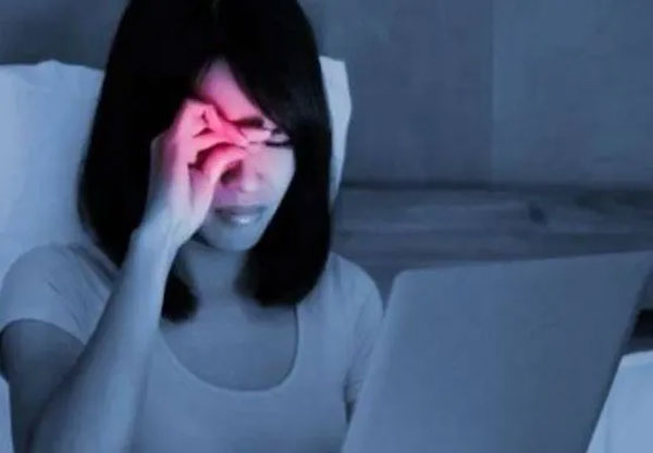 Nữ sinh viên bị đột quỵ mắt, da nhăn nheo vì 1 thói quen nhiều người trẻ hay làm-5