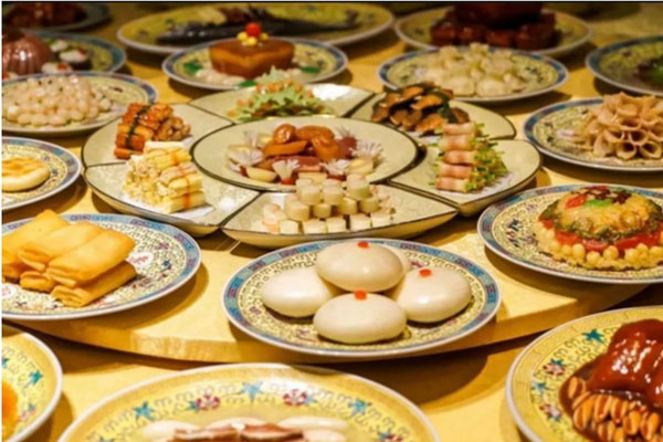 Hé lộ bữa ăn 120 món của hoàng đế và lý do ngài gắp không quá 3 miếng mỗi món-1