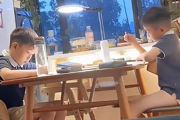 Hình ảnh 2 mẹ con đứng trên ban công dự báo trước bi kịch: Sự thờ ơ làm hại con-2