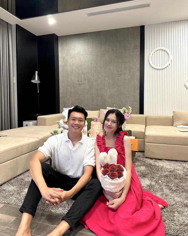 Bên trong căn hộ cao cấp của vợ chồng Thành Chung: Phòng khách tường kính view khủng ngắm trọn Hà Nội-1