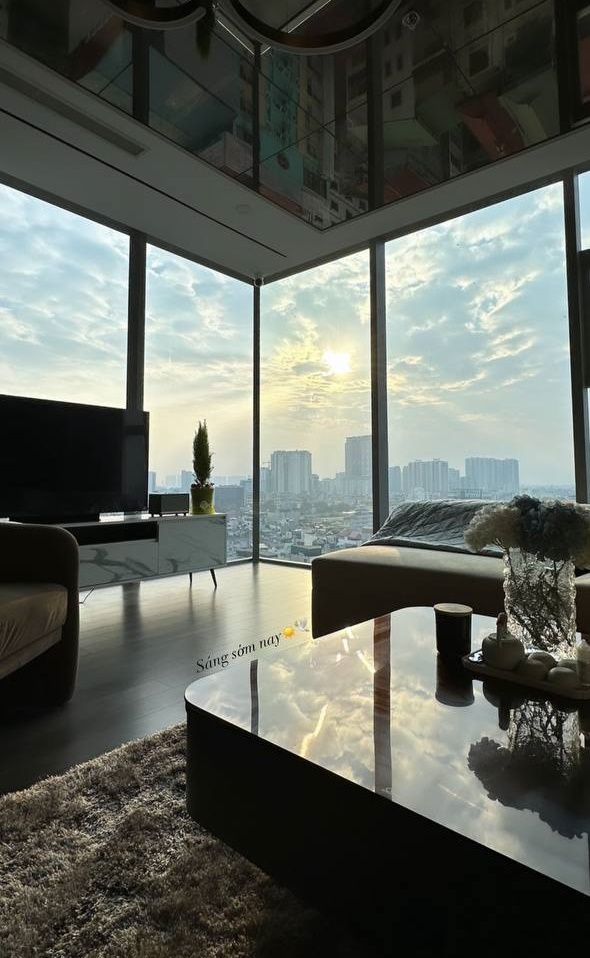 Bên trong căn hộ cao cấp của vợ chồng Thành Chung: Phòng khách tường kính view khủng ngắm trọn Hà Nội-2