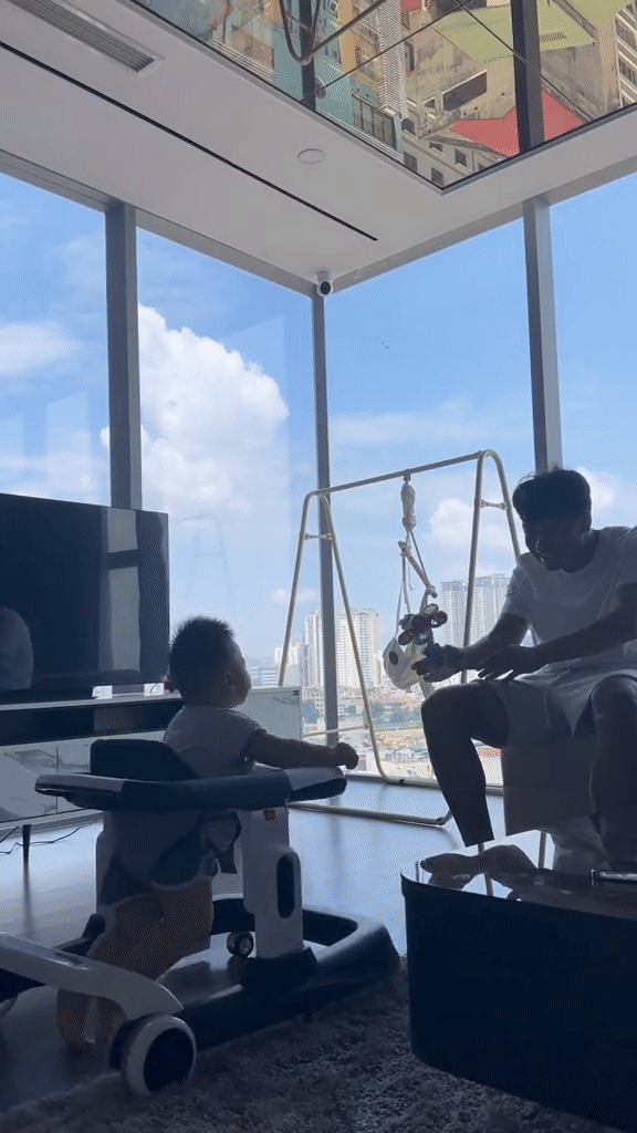 Bên trong căn hộ cao cấp của vợ chồng Thành Chung: Phòng khách tường kính view khủng ngắm trọn Hà Nội-3