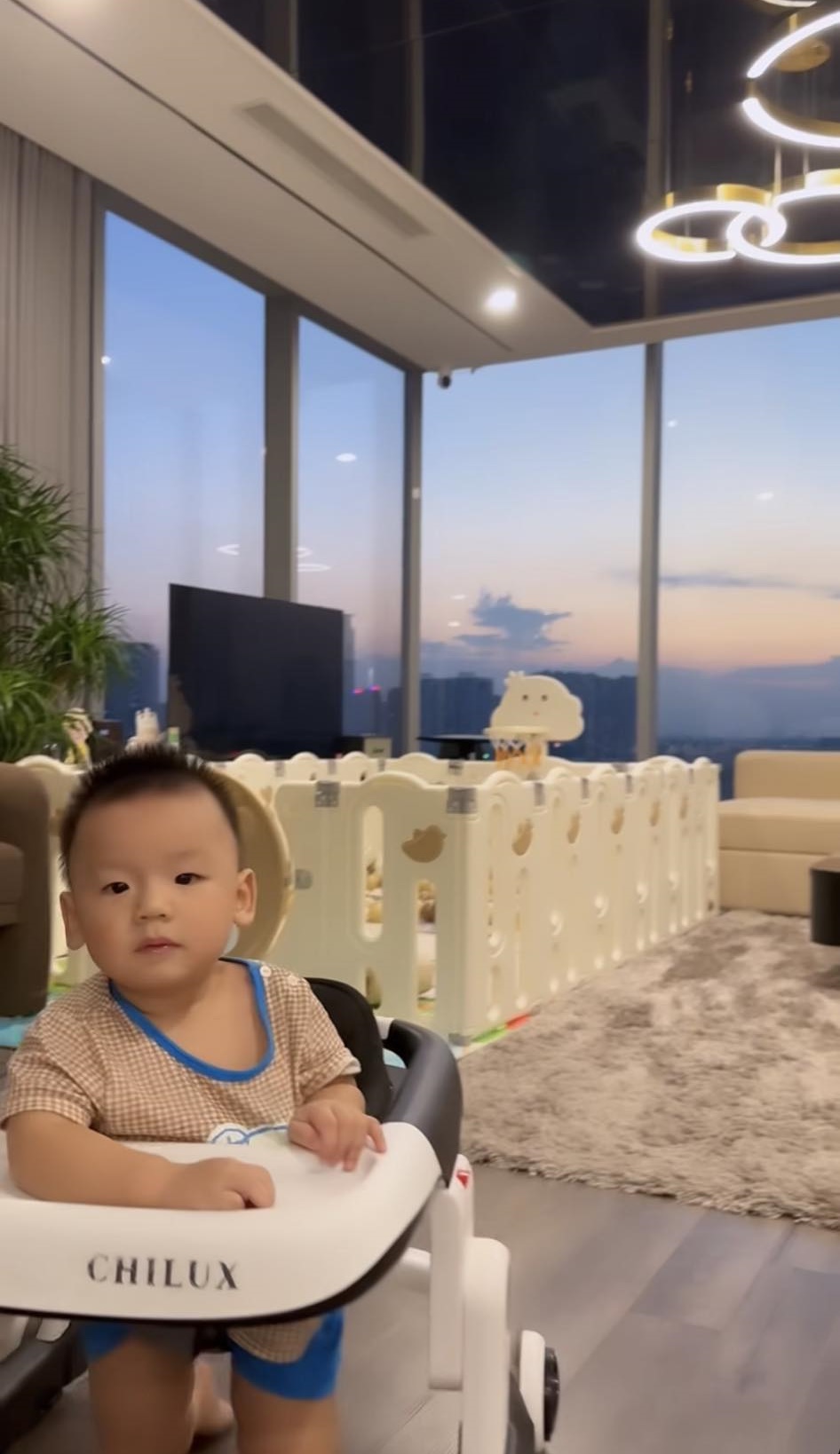 Bên trong căn hộ cao cấp của vợ chồng Thành Chung: Phòng khách tường kính view khủng ngắm trọn Hà Nội-4