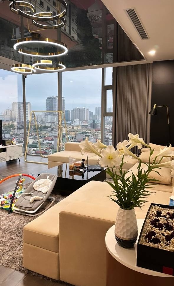 Bên trong căn hộ cao cấp của vợ chồng Thành Chung: Phòng khách tường kính view khủng ngắm trọn Hà Nội-6