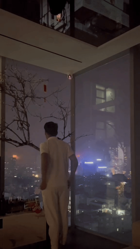 Bên trong căn hộ cao cấp của vợ chồng Thành Chung: Phòng khách tường kính view khủng ngắm trọn Hà Nội-7