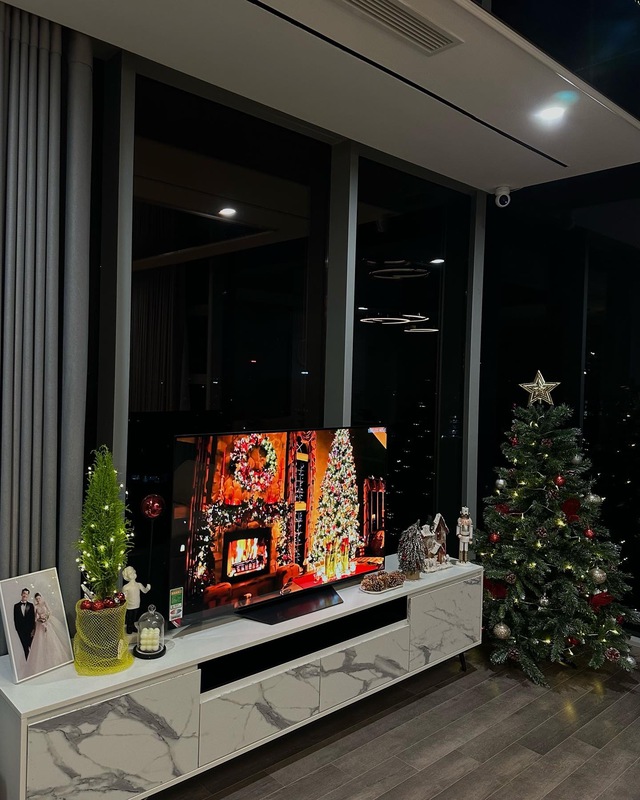 Bên trong căn hộ cao cấp của vợ chồng Thành Chung: Phòng khách tường kính view khủng ngắm trọn Hà Nội-9