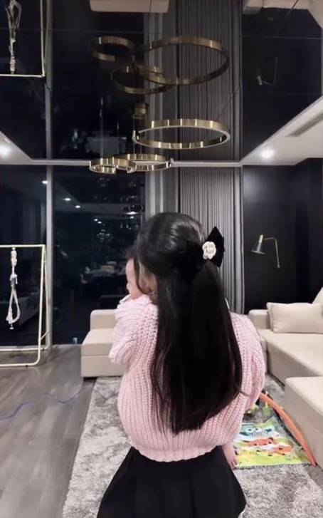 Bên trong căn hộ cao cấp của vợ chồng Thành Chung: Phòng khách tường kính view khủng ngắm trọn Hà Nội-11