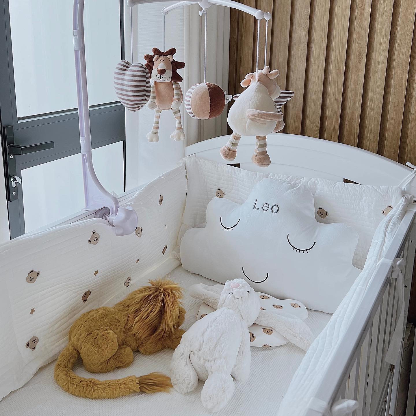 Bên trong căn hộ cao cấp của vợ chồng Thành Chung: Phòng khách tường kính view khủng ngắm trọn Hà Nội-16