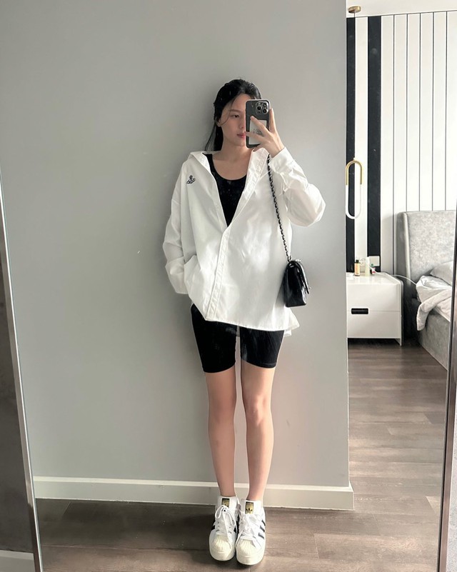 Bên trong căn hộ cao cấp của vợ chồng Thành Chung: Phòng khách tường kính view khủng ngắm trọn Hà Nội-17