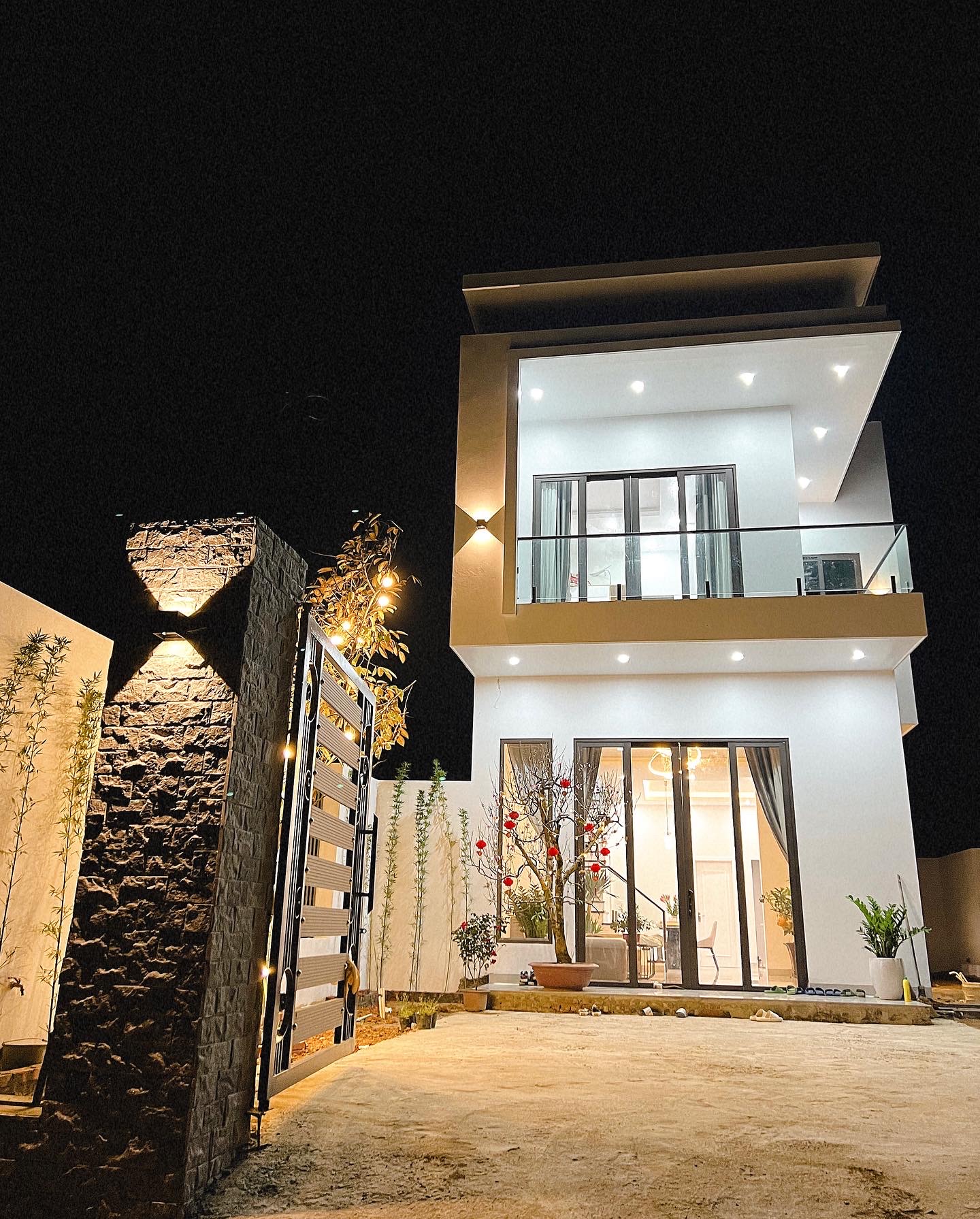 Bên trong căn hộ cao cấp của vợ chồng Thành Chung: Phòng khách tường kính view khủng ngắm trọn Hà Nội-21