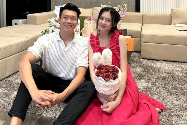 Vợ Thành Chung khoe mặt mộc, nhan sắc có khác khi lên đồ đi ăn cưới Doãn Hải My và Đoàn Văn Hậu?-7