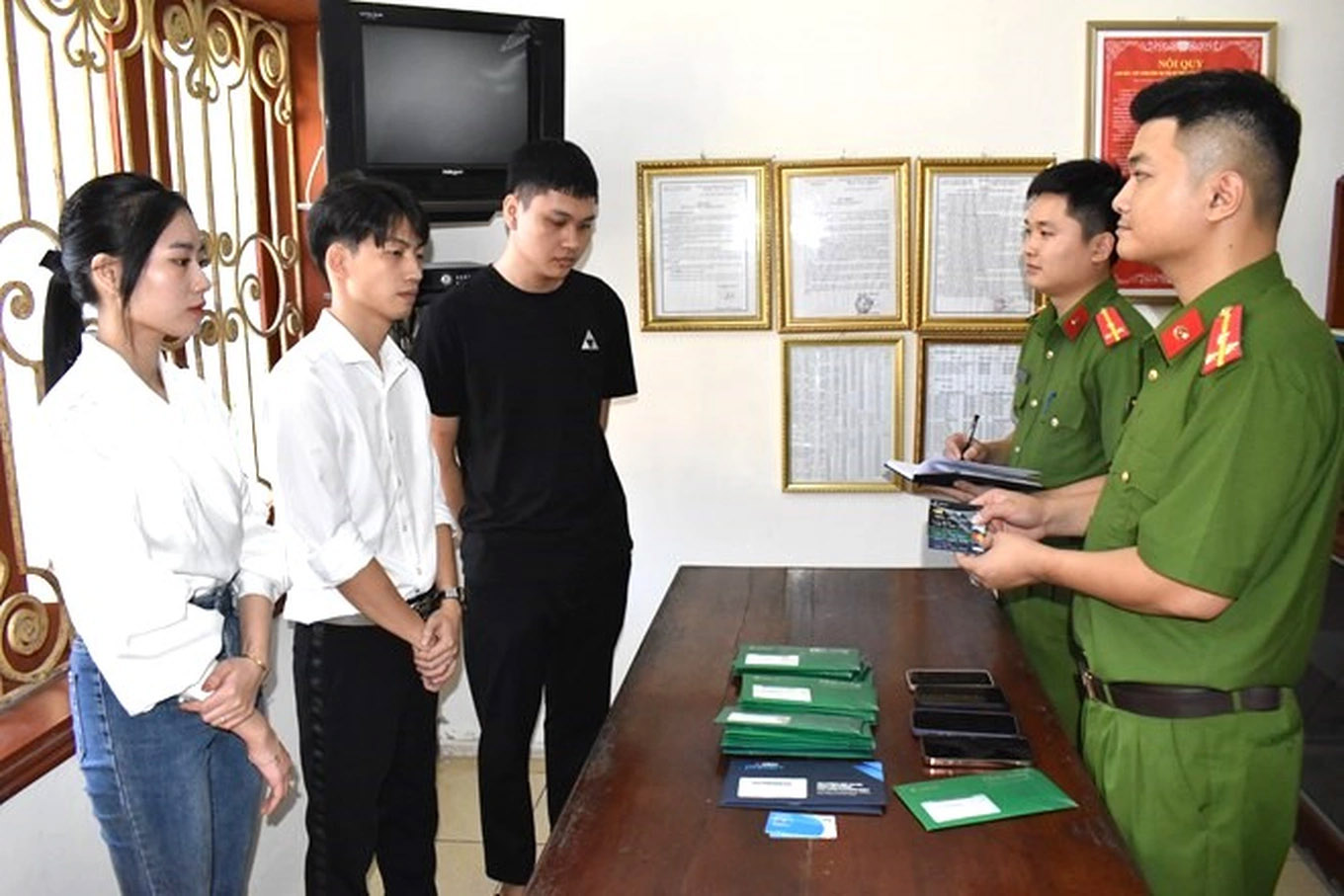 Thanh niên Hà Nội về Ninh Bình lôi kéo nhiều người mở tài khoản ngân hàng-1
