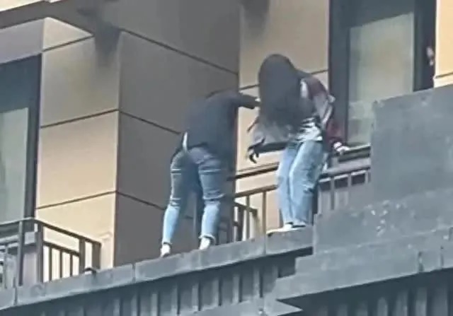 Hình ảnh 2 mẹ con đứng trên ban công dự báo trước bi kịch: Sự thờ ơ làm hại con-1