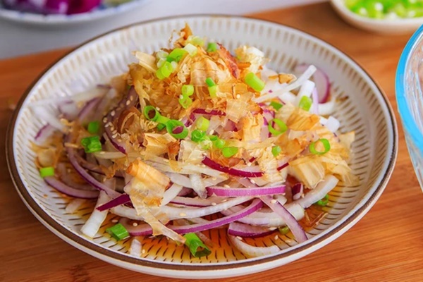 Người phụ nữ 52 tuổi kiên trì ăn hành tây sống để tiêu diệt tế bào ung thư, 6 tháng sau cơ thể thay đổi thế nào?-1