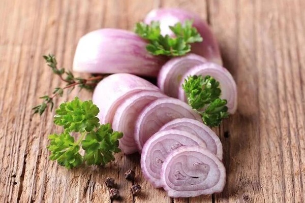 Người phụ nữ 52 tuổi kiên trì ăn hành tây sống để tiêu diệt tế bào ung thư, 6 tháng sau cơ thể thay đổi thế nào?-3