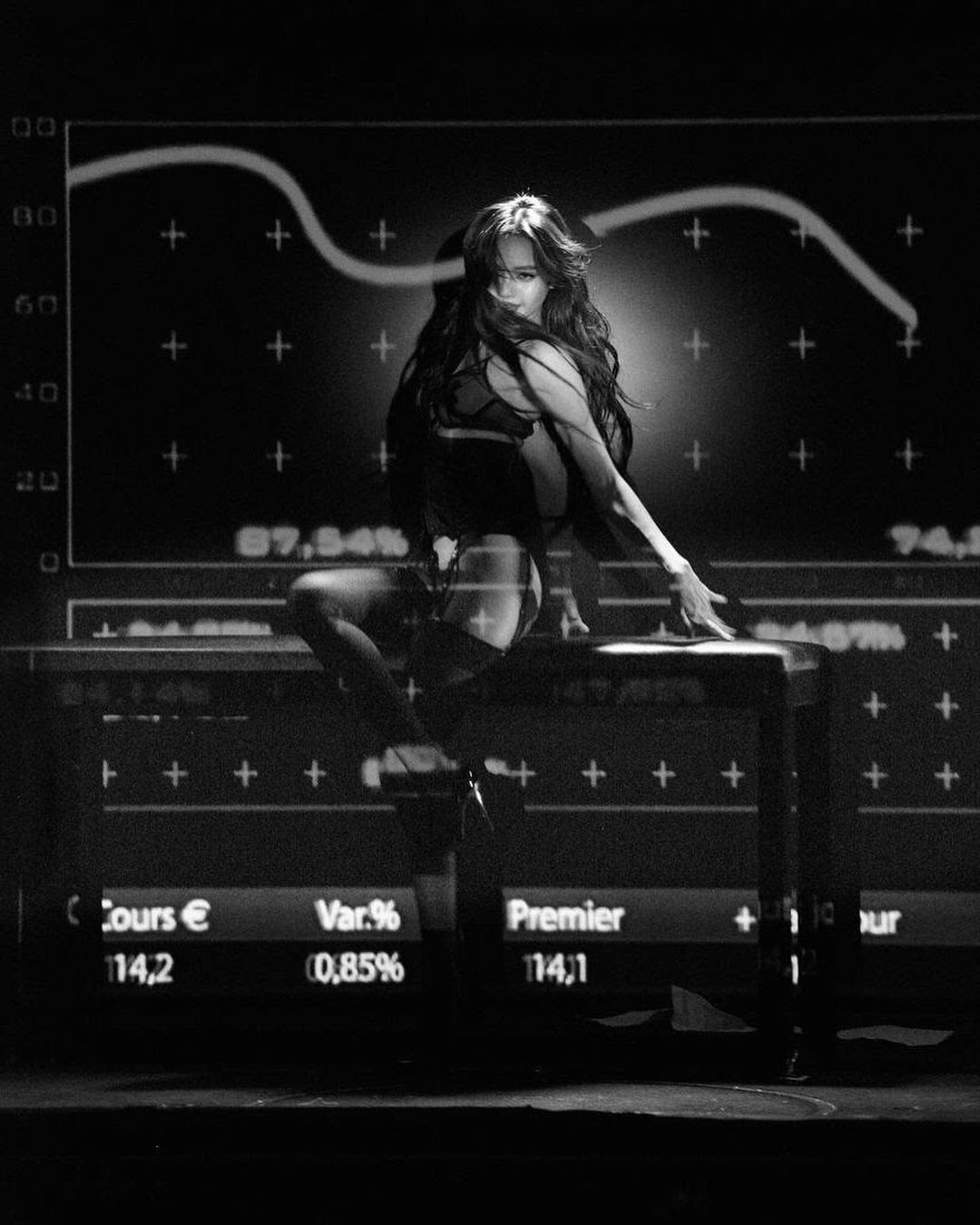 Lisa (BlackPink) tung ảnh diễn ở câu lạc bộ thoát y-10