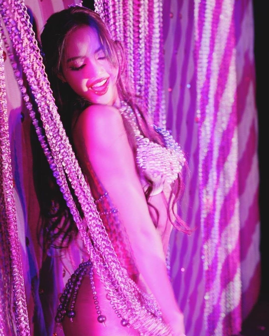 Lisa (BlackPink) tung ảnh diễn ở câu lạc bộ thoát y-8