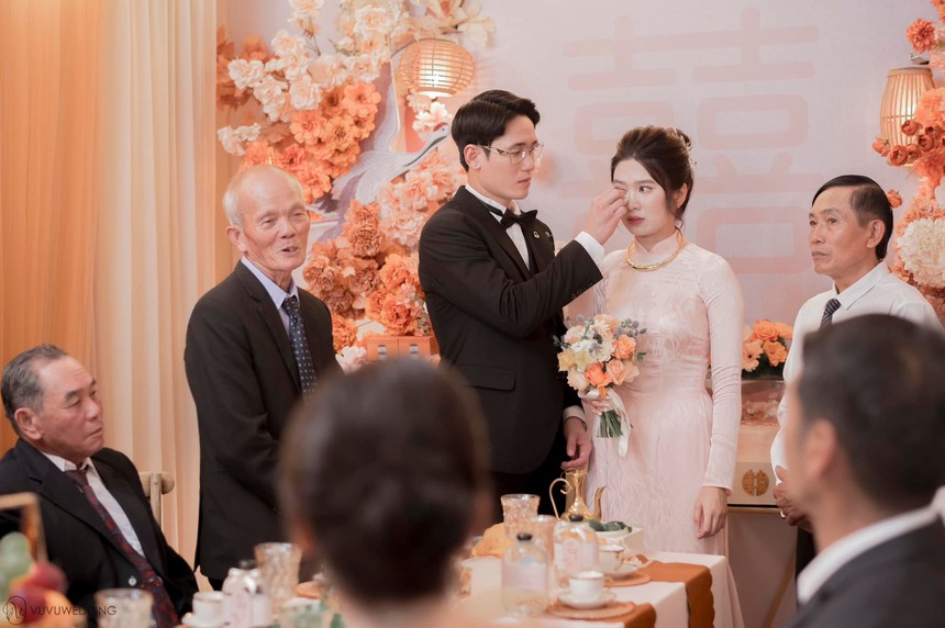 Nam thần U23 Việt Nam dịu dàng lau nước mắt cho vợ trong ngày ăn hỏi-2