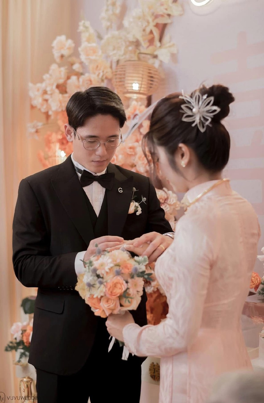 Nam thần U23 Việt Nam dịu dàng lau nước mắt cho vợ trong ngày ăn hỏi-3