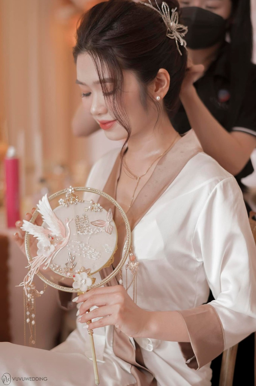 Nam thần U23 Việt Nam dịu dàng lau nước mắt cho vợ trong ngày ăn hỏi-7