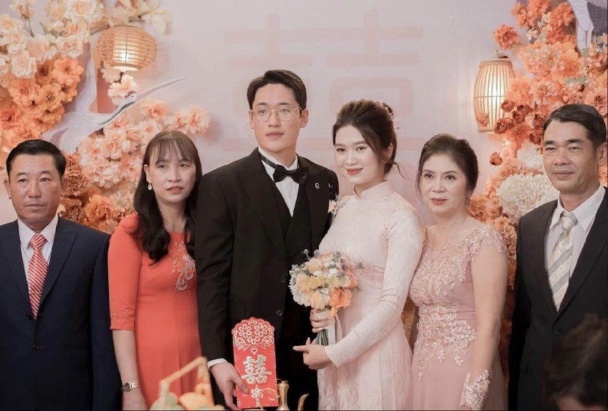 Nam thần U23 Việt Nam dịu dàng lau nước mắt cho vợ trong ngày ăn hỏi-8