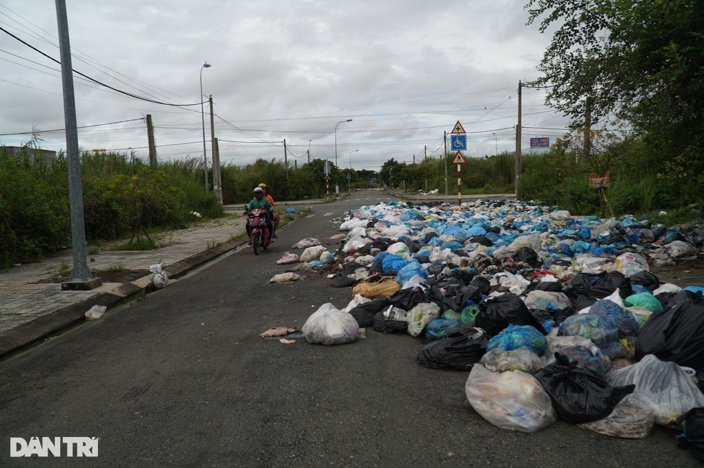 Rác tràn mặt đường, ngập vỉa hè, khủng bố người dân-1