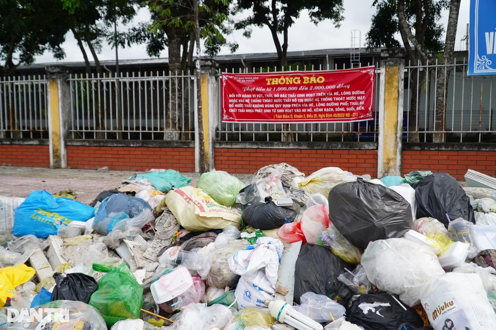 Rác tràn mặt đường, ngập vỉa hè, khủng bố người dân-3