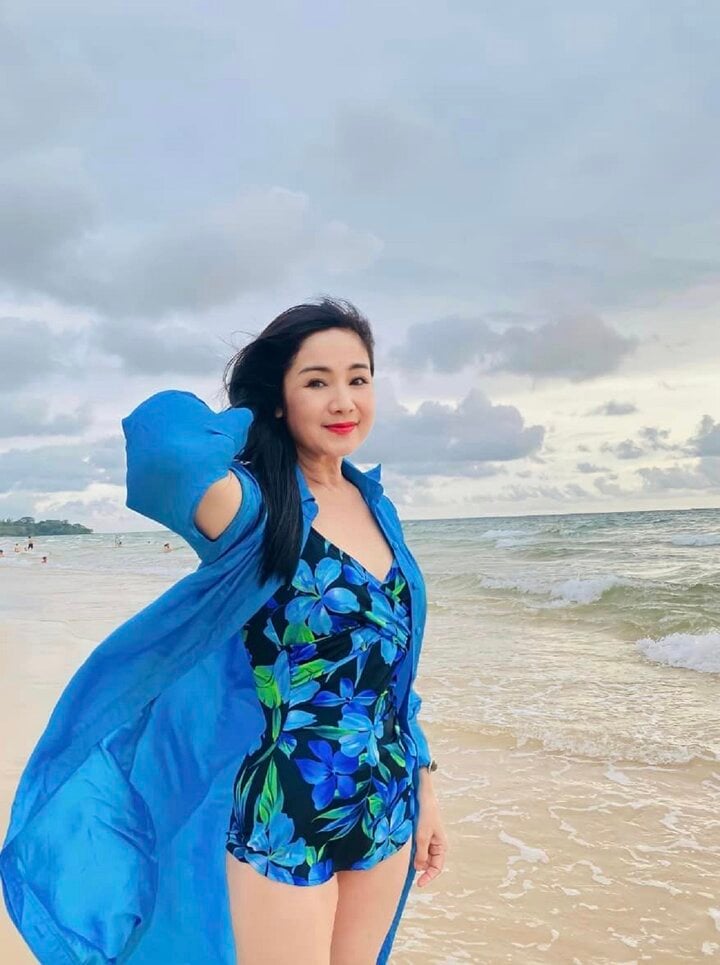 NSND Thu Hà tuổi 54 tự tin diện áo tắm khoe vóc dáng đồng hồ cát-1