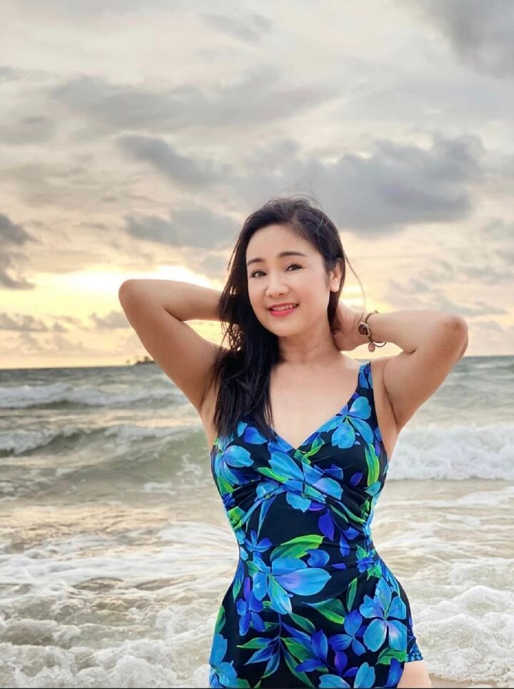 NSND Thu Hà tuổi 54 tự tin diện áo tắm khoe vóc dáng đồng hồ cát-2