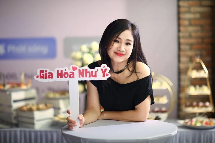 NSND Thu Hà tuổi 54 tự tin diện áo tắm khoe vóc dáng đồng hồ cát-7