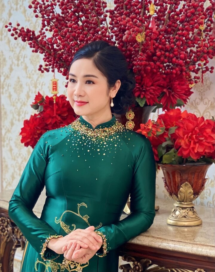 NSND Thu Hà tuổi 54 tự tin diện áo tắm khoe vóc dáng đồng hồ cát-9