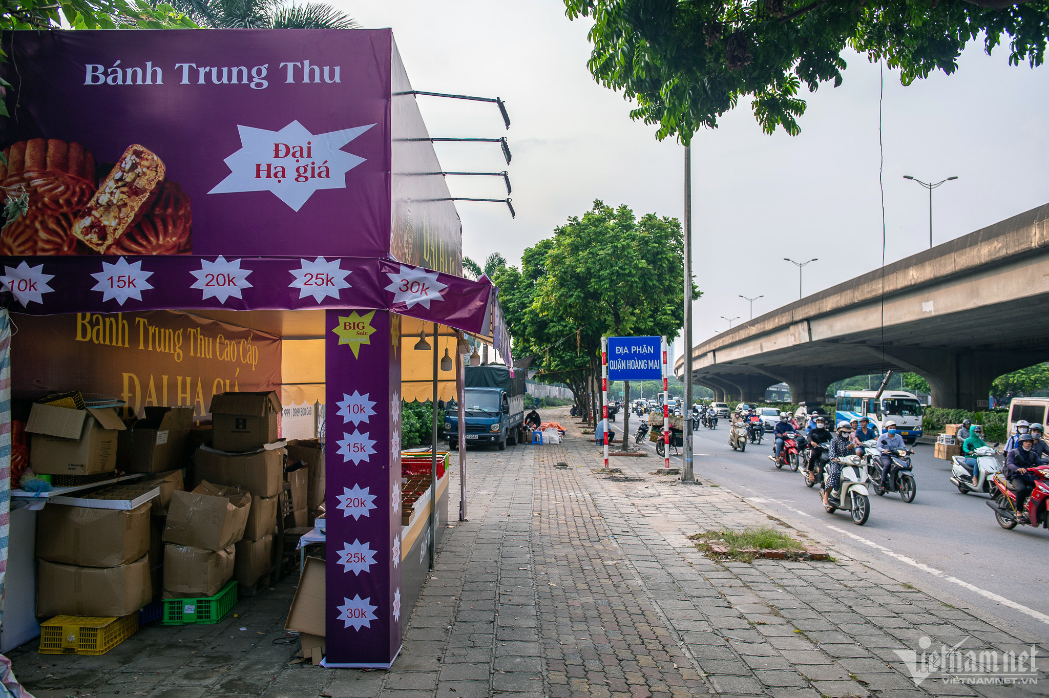 Hạ giá xuống 10.000 đồng, các ki-ốt bánh trung thu vỉa hè vẫn mòn mỏi đợi khách-1