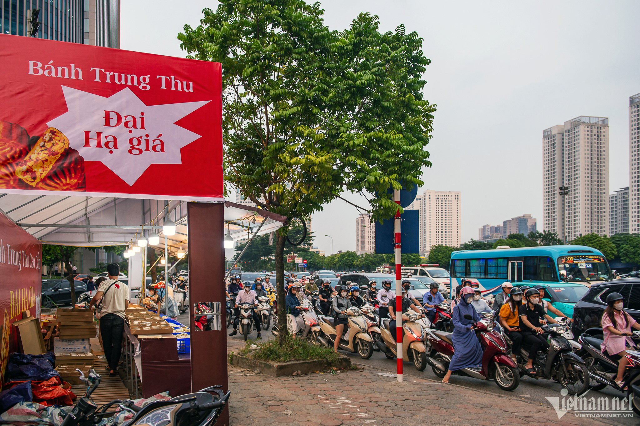 Hạ giá xuống 10.000 đồng, các ki-ốt bánh trung thu vỉa hè vẫn mòn mỏi đợi khách-2